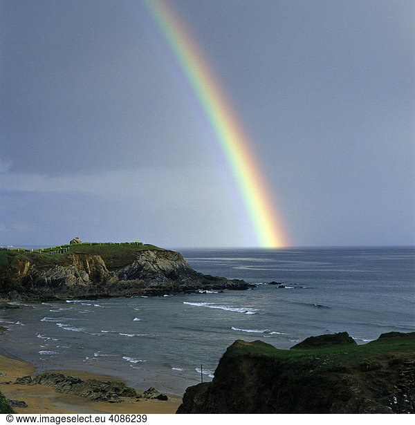 Le Pouldu Deptm. Finistère Frankreich Regenbogen nach einem Gewitter über der Atlantikküste am Mündungstrichter der Laita
