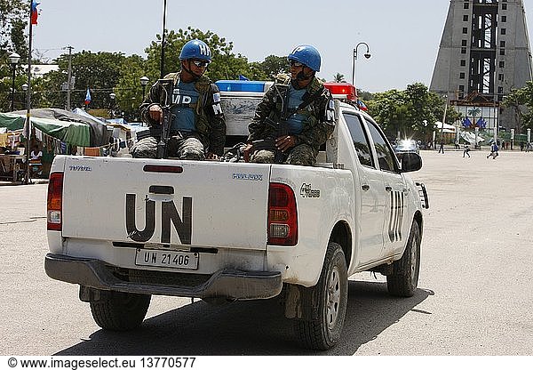 Leben in Port-au-Prince nach dem Erdbeben 2010  Soldaten der Vereinten Nationen  Port-Au-Prince  Haiti.