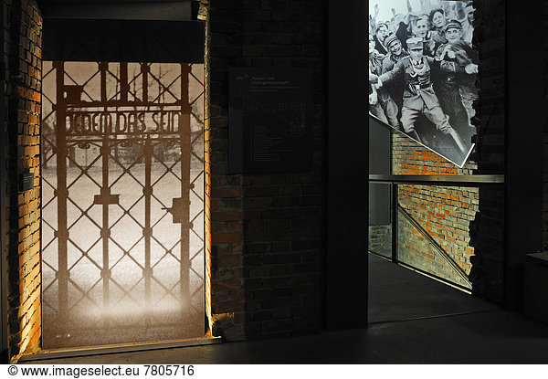 Lebensgroßes Foto vom Tor des KZ Buchenwald  links  jubelnde deutsche Bevölkerung  rechts  Ausstellungsraum im Dokumentationszentrum Reichsparteitagsgelände