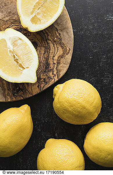Lebensmittel-Flatlay von Zitronen auf Schiefer