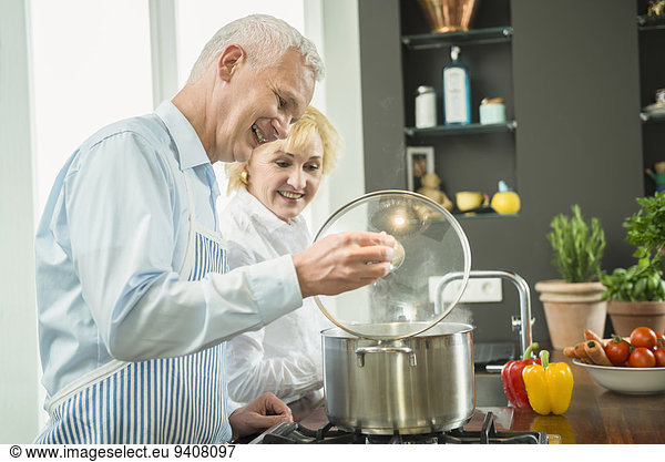 Lebensmittel lächeln Vorbereitung Küche reifer Erwachsene reife Erwachsene