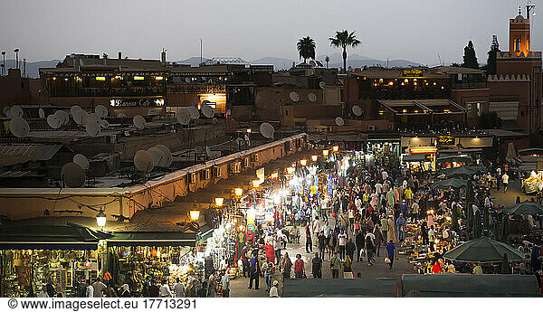 Lebensmittelstände auf dem Nachtmarkt des Djemaa el-Fna in der Medina von Marrakesch  Marokko; Marrakesch  Marrakesch  Marokko