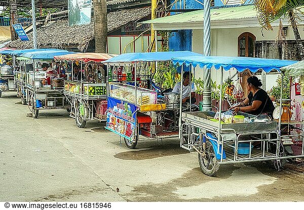 Lebensmittelverkäufer am Fährhafen von Koh Phayam  Ranong  Thailand.