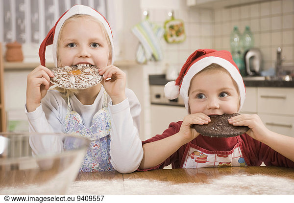 Lebkuchen Mädchen essen essend isst
