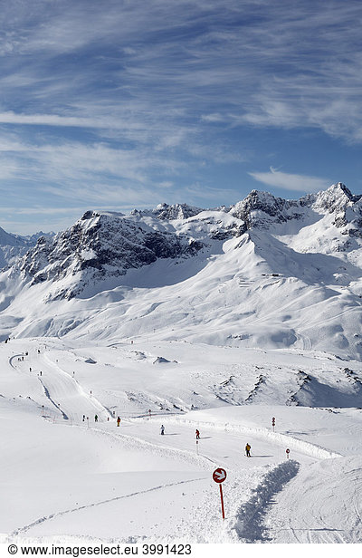 Lech skiing area  view from Ruefikopf mountain to Wildgrubenspitze mountain  Lechtal Alps  Vorarlberg  Austria  Europe