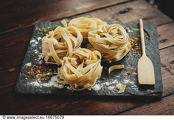 Leckere frische italienische Pasta  Fettuccini mit Gewürzen.