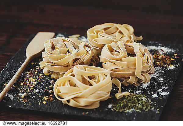 Leckere frische italienische Pasta  Fettuccini mit Gewürzen.