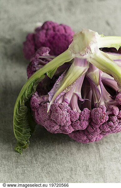 Leckerer rosa Blumenkohl mit hohem Winkel