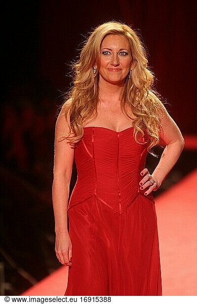 LEE ANN WOMACK 2006.THE HEART TRUTH' RED DRESS COLLECTION FASHION SHOW AT BRYANT PARK.Photo By John Barrett/PHOTOlink.net..