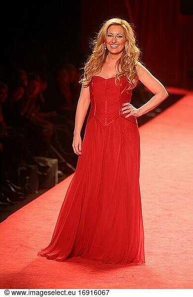 LEE ANN WOMACK 2006.THE HEART TRUTH' RED DRESS COLLECTION FASHION SHOW AT BRYANT PARK.Photo By John Barrett/PHOTOlink.net..