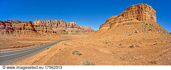 Lee's Ferry Road zwischen Cathedral Rock und Vermilion Cliffs National Monument in der Glen Canyon Recreation Area  Arizona  Vereinigte Staaten von Amerika  Nordamerika