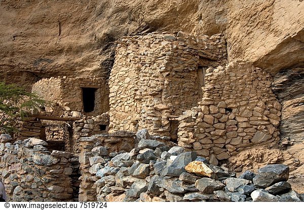 leer Felsbrocken Hütte Stein unterhalb Ehrfurcht Dorf Schlucht Oman