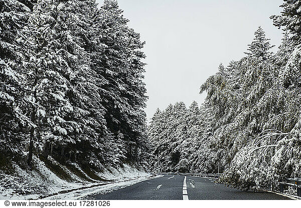 Leere Alpenautobahn im Winter