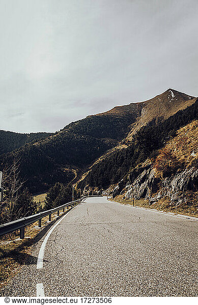 Leere Asphaltstraße im herbstlichen Gebirge  Andorra