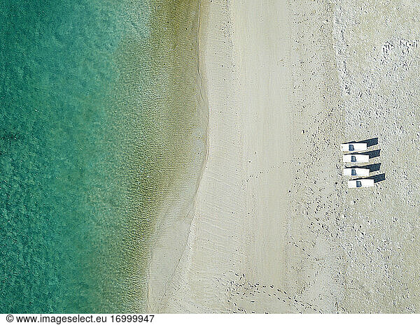 Leere Liegestühle am tropischen Strand  Luftaufnahme