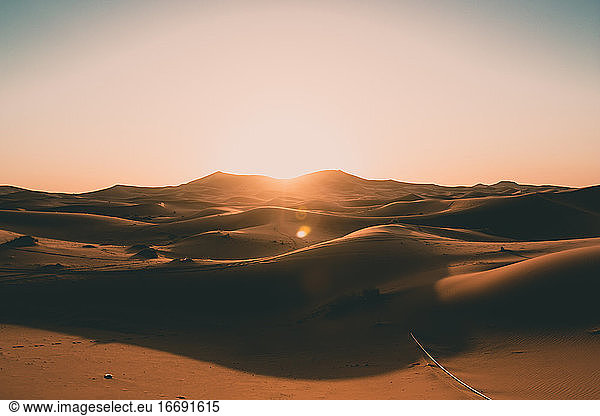Leere Sahara Wüste Dünen in schönen Morgen Sonnenaufgang Licht mit keine Menschen