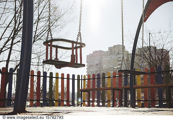 Leere Schaukeln auf einem Spielplatz  Sofia  Bulgarien