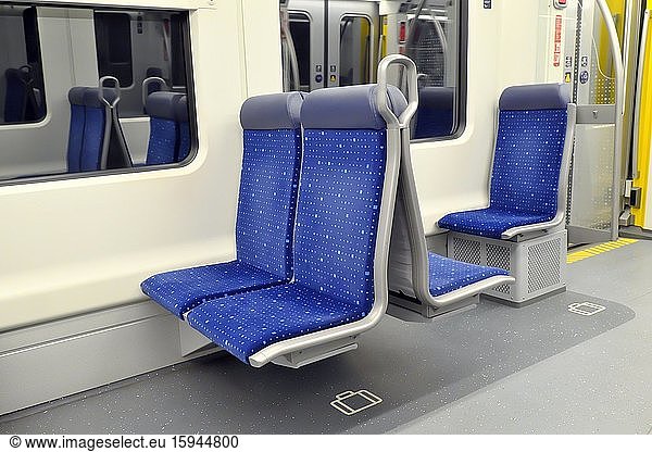Leere Sitzplätze  menschenleere S-Bahn  Coronakrise  innen  München  Bayern  Deutschland  Europa