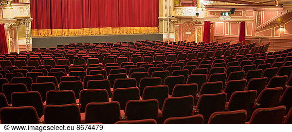 Leere Stühle im Theater