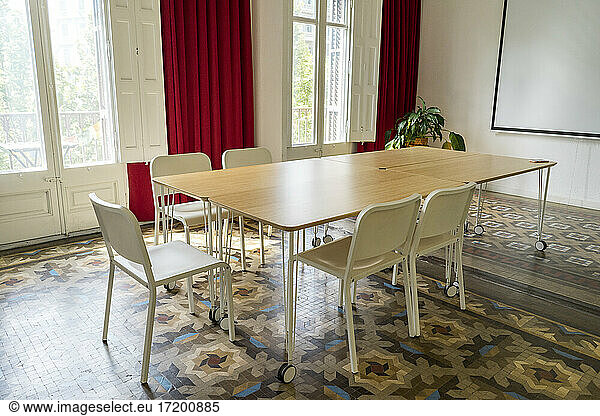 Leere Stühle und Konferenztisch im Sitzungssaal