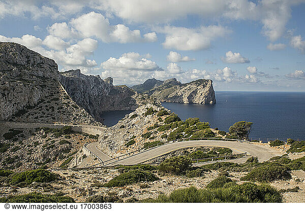 Leere Straße am Rande der Landzunge Cap de Formentor