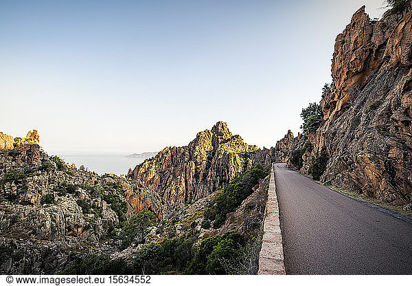 Leere Straße  Calanchi di Piana  Calanche  Corse-du-Sud  Korsika  Frankreich