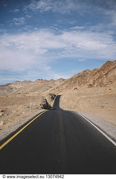 Leere Straße gegen den Himmel während eines sonnigen Tages im Death Valley National Park