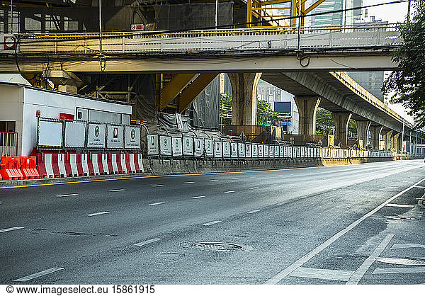 leere Straße im CBD-Gebiet von Bangkok