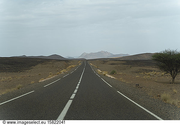 Leere Straße in der Wüste Sahara  Merzouga  Marokko