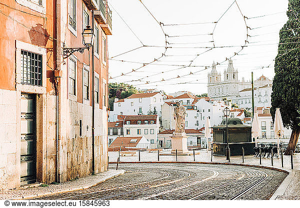 Leere Straße von Lissabon am Morgen