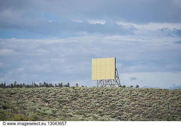 Leere Werbetafel auf dem Spielfeld gegen bewölkten Himmel in Owens Valley
