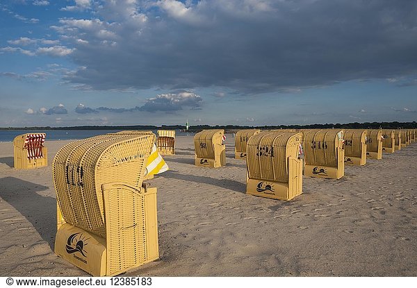 Leerer Sandstrand mit Strandkörben,  bewölkter Himmel,  Travemünde,  Ostsee,  Schleswig-Holstein,  Deutschland,  Europa