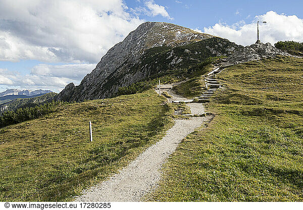 Leerer Wanderweg auf dem Gipfel des Schneibsteins