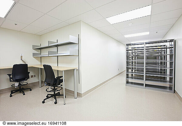 Leeres Büro mit Schreibtischen  Stühlen und Servertürmen.