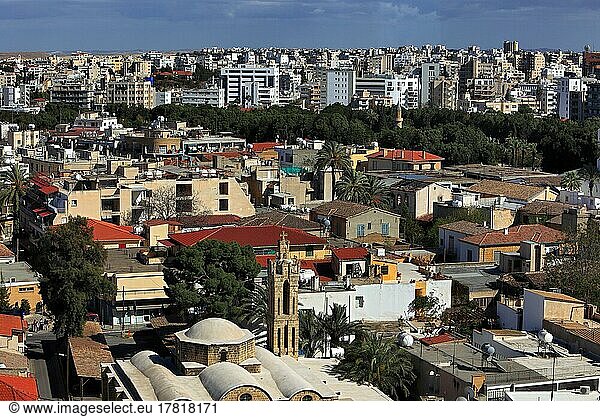 Lefkosia  Nikosia  geteilte Hauptstadt von Südzypern  Blick auf die Altstadt und die Kirche Faneromeni  Phaneromeni Kirche