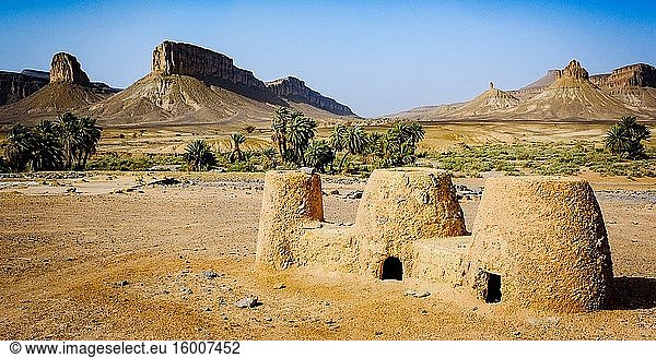 Lehmöfen auf einem Berber-Campingplatz in der marokkanischen Wüste. Marokko  Nordafrika.