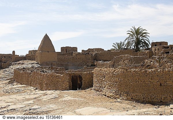 Lehmziegel-Bauten in Oase Bahariya  Oase Bahariya  Libysche Wueste  Aegypten