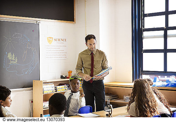 Lehrer interagiert mit Schülern während des Unterrichts im Klassenzimmer