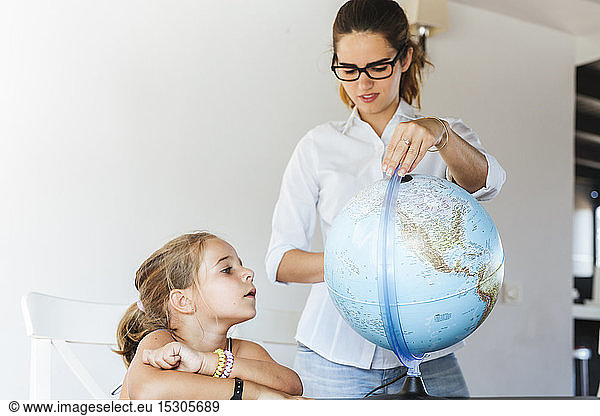 Lehrerin zeigt Schülerin Globus
