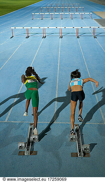 Leichtathletinnen starten Hürdenwettbewerb
