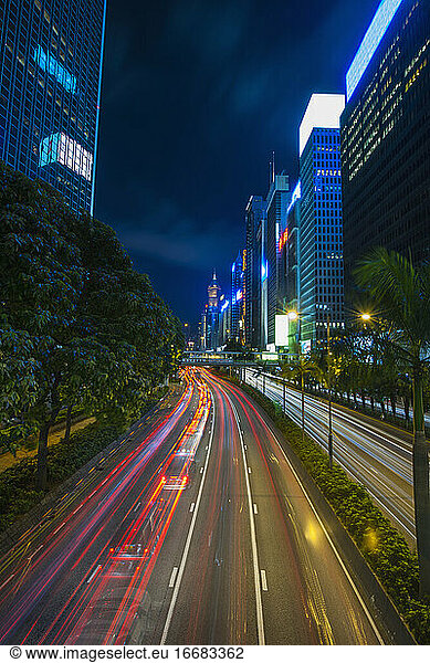 Leichte Spuren des Verkehrs im Finanzdistrikt in Hongkong