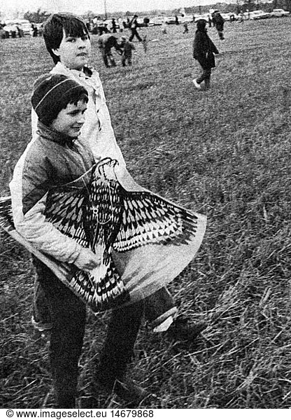 leisure  kiteflying  children with kite  1970s