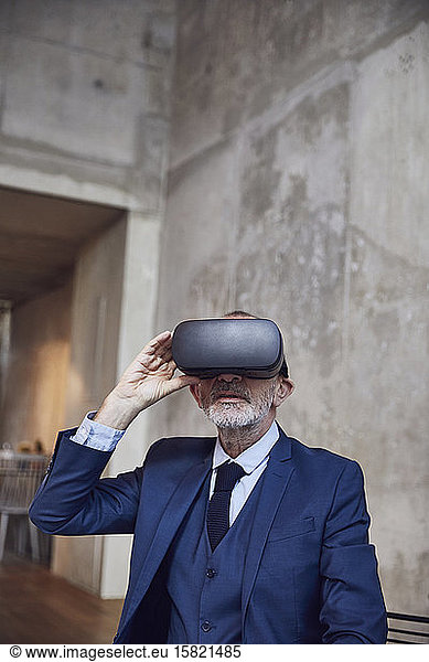 Leitender Geschäftsmann mit VR-Brille