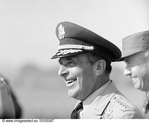Lemnitzer  Lyman Louis  29.8.1899 - 12.11.1988  US General  Oberbefehlshaber der NATO StreitkrÃ¤fte in Europa 1.1.1963 - 1.7.1969  Portrait  beim ManÃ¶ver der US 24. Infanteriedivision in der NÃ¤he von MÃ¼nchen  3.8.1963