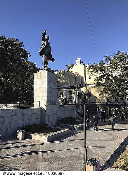 Lenin-Denkmal vor dem Bahnhof in Wladiwostok  Russland.
