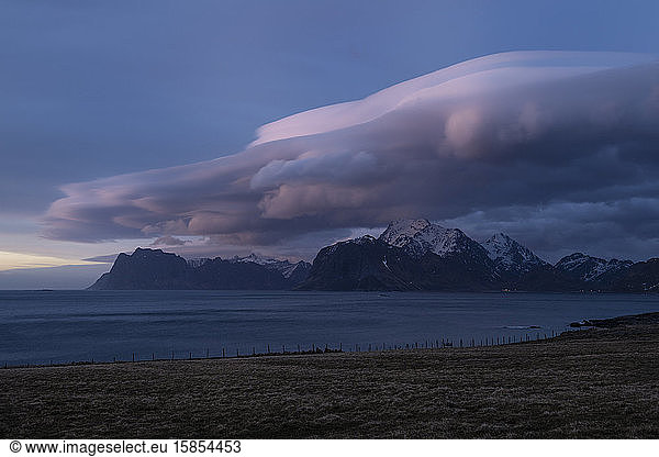 Lentikulare Wolken schweben Ã?ber den Bergen von VestvÃ¥gÃ¸y  Lofoten-Inseln  Norwegen