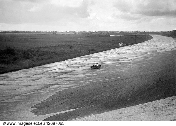 Leon Cushmans Austin 7 racer making a speed record attempt  Brooklands  8 August 1931. Artist: Bill Brunell.