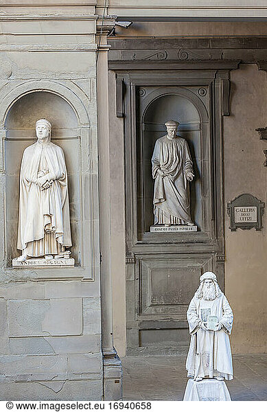 Leonardo da Vinci Straßenkünstler vor den Uffizien  Florenz  Italien