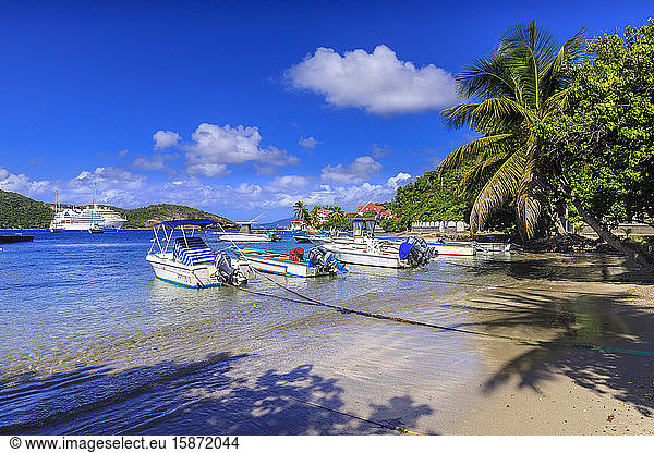 Les Saintes Bay am Strand Anse Mire Cove  Boote  türkisfarbenes Meer  Palme  Terre de Haut  Iles Des Saintes  Guadeloupe  Leeward Islands  Westindische Inseln  Karibik  Mittelamerika