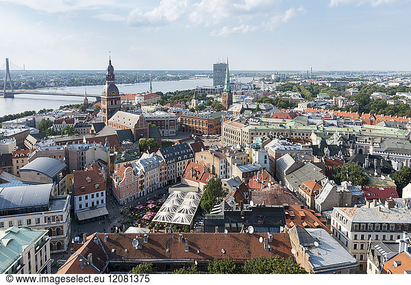 Lettland  Riga  Altstadt  mit Rigaer Dom und Peterskirche  Daugava-Fluss